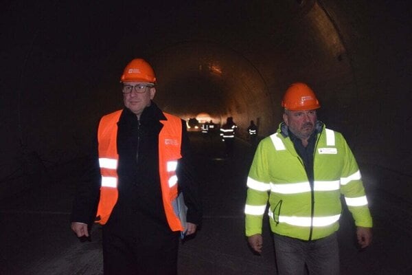 Minister dopravy Jozef Ráž a štátny tajomník ministerstva Igor Choma v tuneli Višňové.
