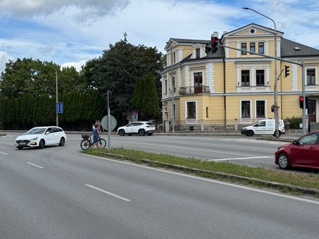 Žena prebiehajúca cez štvorprúdovú cestu mimo priechodu pre chodcov. (zdroj: Erik Stopka)