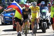 Jonas Vingegaard (Visma) a Tadej Pogačar (UAE) v súboji počas 16. etapy Tour de France 2025. 