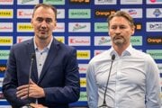 Na snímke zľava prezident Slovenského zväzu ľadového hokeja (SZĽH) Miroslav Šatan a nový tréner slovenskej mužskej hokejovej reprezentácie Vladimír Országh.