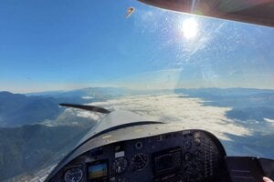 Vysoké Tatry počas vzletu z popradského letiska