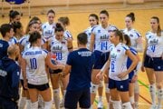 Tím Slovenska sa radí počas prípravného zápasu žien vo volejbale Slovensko - Ukrajina.