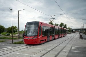 V Petržalke začala premávať električka až na koniec mestskej časti.