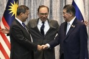Malajzijský premiér Anwar Ibrahim, center, kambodžský premiér Hun Manet (vľavo) a thajský premiér Phumtham Wechayachai. 