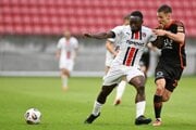 Philip Azango z Trnavy a hráč Ružomberka Alexander Selecký v zápase 1. kola Niké ligy medzi FC Spartak Trnava a MFK Ružomberok.