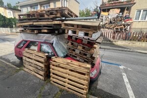 Auto parkuje pred domom