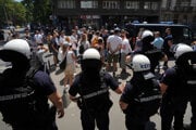 Demonštranti a polícia v Srbsku.