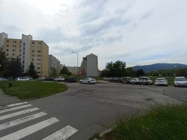 Na voľnej ploche (vpravo) má vyrásť parkovací dom s bytmi. (zdroj: Simona Vozafová)