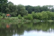 Vrak vrtuľníka nemeckých ozbrojených síl (vpravo) po páde do rieky Mulde v nemeckom meste Grimma
