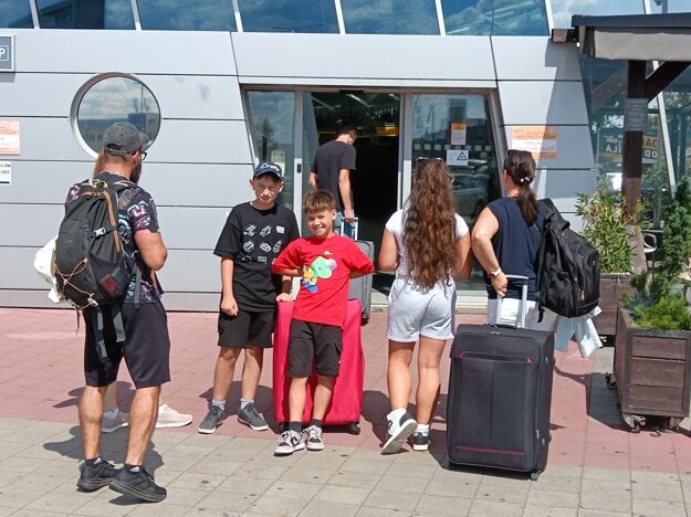 Skupina zložená z košických a humenských rodinných príslušníkov dúfala pár hodín pred odletom, že na tretí pokus to už vyjde. (zdroj: Korzár/Peter Jabrik)