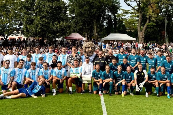 Hokejisti Nitry remizovali 6:6 s futbalistami Klasova, výťažok zo vstupného putoval zariadeniu sociálnych služieb.
