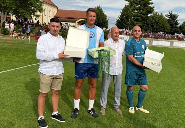 Kapitán hokejistov Nitry Branislav Mezei, manažér Klasova Marek Balázs, starosta Ján Balázs a útočník Tomáš Bako s darčekmi od Zariadenia sociálnych služieb Kreatív, ktorému organizátori venovali výťažok zo vstupného. (zdroj: Martina Balázsová)