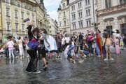 Účastníci pochodu za práva sexuálnych menšín v Prahe.