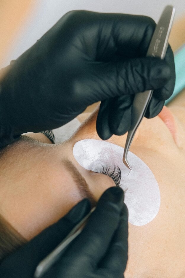 Pri predlžovaní sa lepia jednotlivé trsy alebo chĺpky jednotlivo. (zdroj: Pexels/Nataliya Vaitkevich)