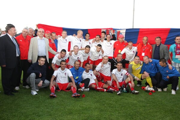 Vionisti v sezóne 2009/10 oslavovali postup do prvej ligy s ostrihanými vlasmi.