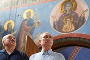 Bieloruský prezident Alexandr Lukašenko a ruský prezident Vladimir Putin sa rozprávajú počas návštevy Valaamského kláštora na súostroví Valaam v Karelskej republike v Rusku v piatok 1. augusta 2025.