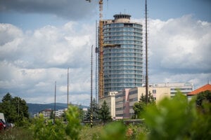 Bývalé ubytovacie zariadenie Ozbrojených síl Slovenskej republiky Hviezda, hovorovo Kukurica. Aktuálne budovu prerába ministerstvo obrany pod Robertom Kaliňákom.