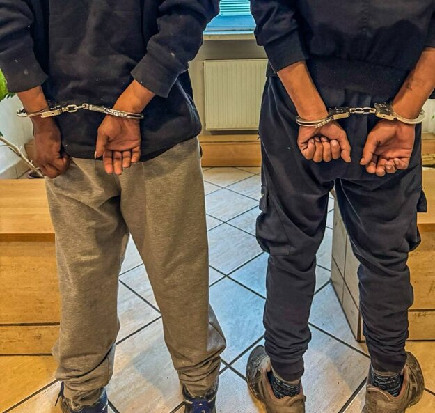 Mládencov polícia zadržala krátko po čine. (zdroj: FB/Polícia SR - Košický kraj)