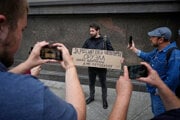 Aktivista pred budovou Štátnej dumy, dolnej komory ruského parlamentu, drží transparent s nápisom: "Za Rusko bez cenzúry. Orwell napísal dystopiu, nie návod na použitie."