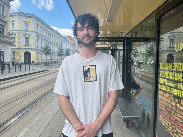 Adam sa chystá na dovolenku s rodičmi. (zdroj: Closer)
