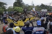 Prevrátený autobus po nehode v kenskej provincii Kisumu.