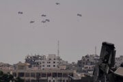 Humanitárna pomoc pre Palestínčanov, ktorú zhadzujú nad mestom Gaza v severnej časti Pásma Gazy.