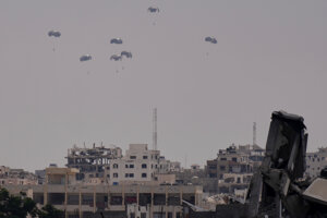 Humanitárna pomoc pre Palestínčanov, ktorú zhadzujú nad mestom Gaza v severnej časti Pásma Gazy.