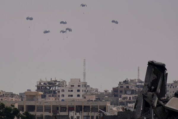 Humanitárna pomoc pre Palestínčanov, ktorú zhadzujú nad mestom Gaza v severnej časti Pásma Gazy.