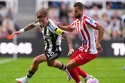 Slovenský futbalista Dávid Hancko (vpravo) v zápase Newcastle - Atlético Madrid. 
