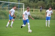 Erik Miklušák (pri lopte) strelil druhý gól Zubrohlavy.