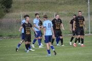 Futbalisti Bitarovej (v čiernom) počas týždňa vypadli zo Slovenského pohára, cez víkend otvorili novú sezónu výhrou 2:0 proti Nededzi.