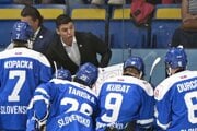 Tréner Slovenska Martin Dendis počas prípravného zápasu hráčov do 18 rokov. 