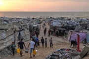 Mnohí Palestínčania v Pásme Gazy žijú na pláži v provizórnych stanoch.