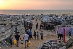 Mnohí Palestínčania v Pásme Gazy žijú na pláži v provizórnych stanoch.