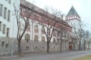 Jedenásťročná stredná škola fungovala v Liptovskom Mikuláši v rokoch 1953 až 1960, sídlila v secesnej budove dnešného Gymnázia M. M. Hodžu. 