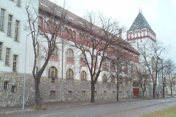 Jedenásťročná stredná škola fungovala v Liptovskom Mikuláši v rokoch 1953 až 1960, sídlila v secesnej budove dnešného Gymnázia M. M. Hodžu. 