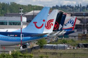 Lietadlá Boeing 737 Max, vrátane jedného patriaceho skupine TUI (úplne vľavo) stoja na letisku v americkom Seattli.