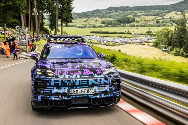 Zatiaľ maskované Porsche Cayenne štvrtej generácie s elektrickým pohonom.  (zdroj: Porsche)