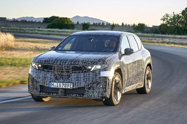 BMW iX3 bude po zhodení kamufláže prvým modelom novej generácie elektromobilov Neue Klasse. (zdroj: BMW)