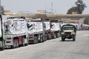 Kamióny s humanitárnou pomocou pri hraničnom priechode Rafah. 