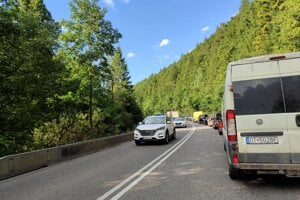 Na frekventovanej ceste medzi Ružomberkom a Donovalmi sa tvoria počas dopravnej špičky kilometrové kolóny. 