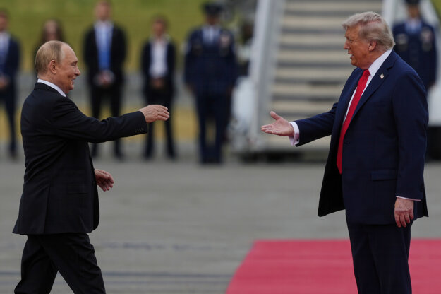 Americký prezident Donald Trump a ruský prezident Vladimir Putin sa zdravia na vojenskej základni Elmendorf-Richardson v Anchorage na Aljaške.