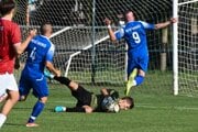 Topoľčany si poradili s Veľkými Uhercami (v modrom) na ich trávniku vysoko 5:0