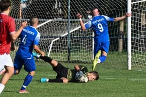 Topoľčany si poradili s Veľkými Uhercami (v modrom) na ich trávniku vysoko 5:0
