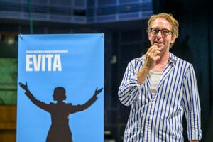 Režisér Michal Náhlik počas prvej čítacej a ideovej skúšky k pripravovanému muzikálu Evita v Divadle Jonáša Záborského v Prešove.