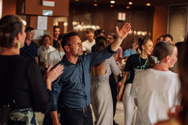 Súčasný tanec, balet, hip-hop, improvizácie, flamenco, tradičné afganské tance, workshop pre ľudí v zrelšom veku, alebo aj tradičná forma workshopu folklórnych tancov Barbory a Fera Morongovcov. (zdroj: Marek Jančúch)