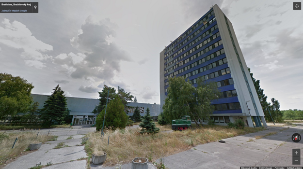 Vo vyššej budove sídlil internát. (zdroj: Google Maps)
