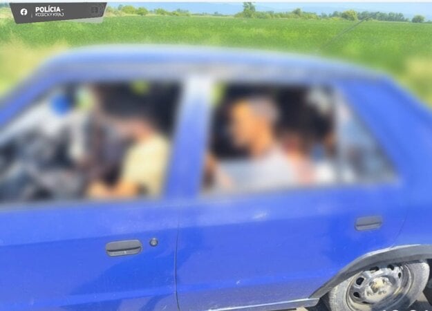 Zmestí sa 18 cestujúcich do päťmiestneho auta? (zdroj: FB/Polícia SR - Košický kraj)