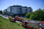 Hasiči a sanitky na mieste požiaru v bratislavskej mestskej časti Ružinov.