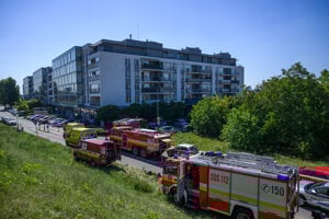 Pri požiari bytu v bratislavskom Ružinove zahynuli dve deti, polícia na mieste zadržala ženu